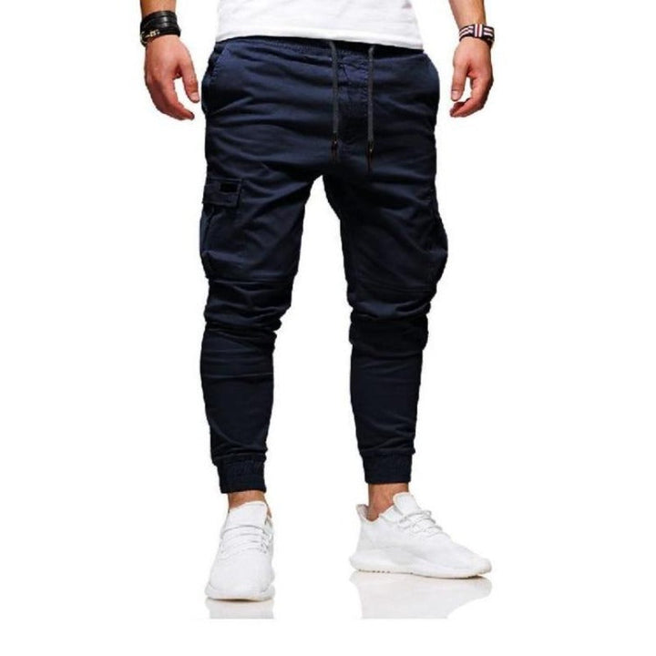 Stylowe, dopasowane męskie bojówki casual. Komfortowe spodnie z modnymi ściągaczami i praktycznymi kieszeniami.