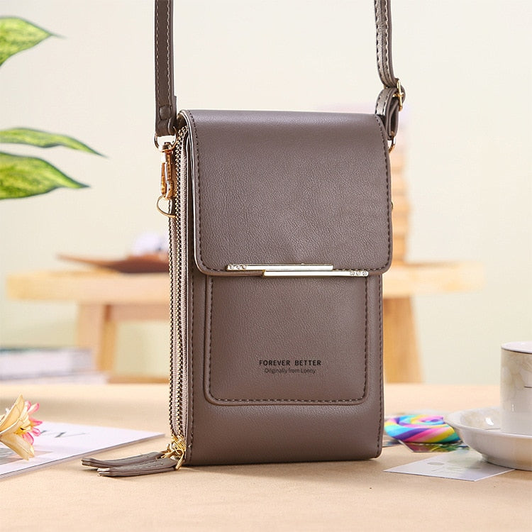 Czarna skórzana torebka crossbody, damska, regulowany pasek, praktyczne zapięcie i kieszonki.