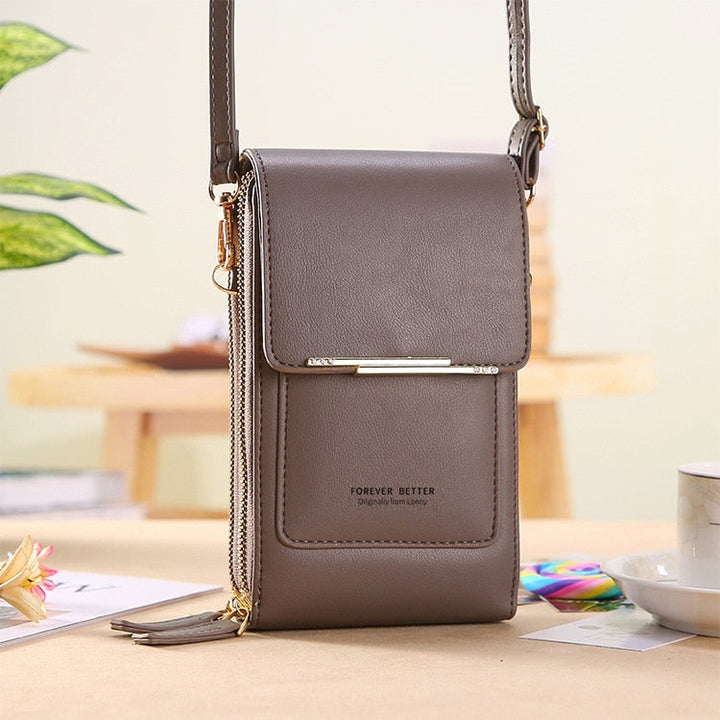 Czarna skórzana torebka crossbody, damska, regulowany pasek, praktyczne zapięcie i kieszonki.