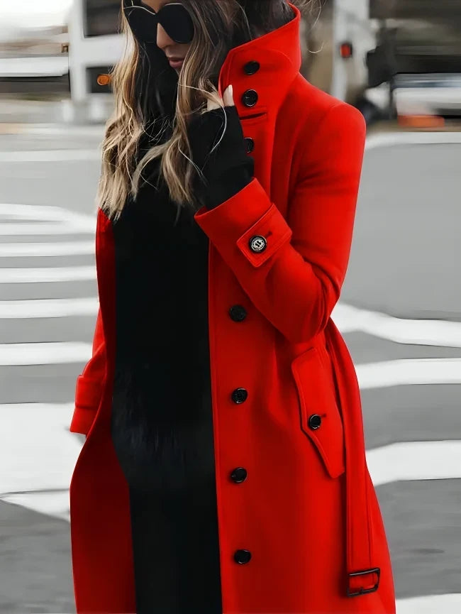 Klasyczny damski płaszcz zimowy z paskiem, idealny do eleganckich stylizacji. Zapewnia komfort i styl w zimowej garderobie.