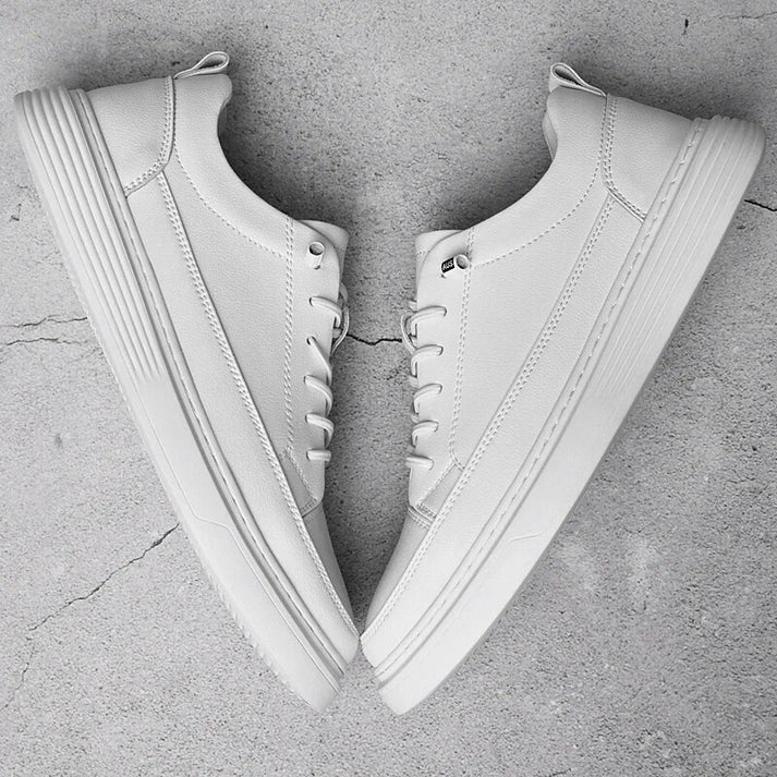 Białe męskie sneakersy niskie. Stylowe i wygodne buty casual, sznurowane, na lato.