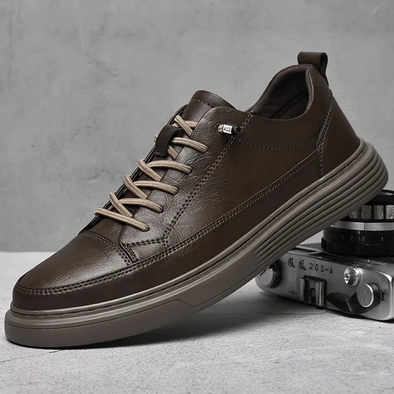 Czarne męskie sneakersy niskie. Modne obuwie męskie do miejskiego stylu, komfortowe na co dzień.