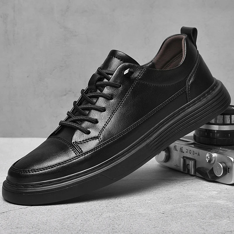 Brązowe męskie sneakersy niskie. Eleganckie buty casual dla mężczyzn, idealne na wiosnę.