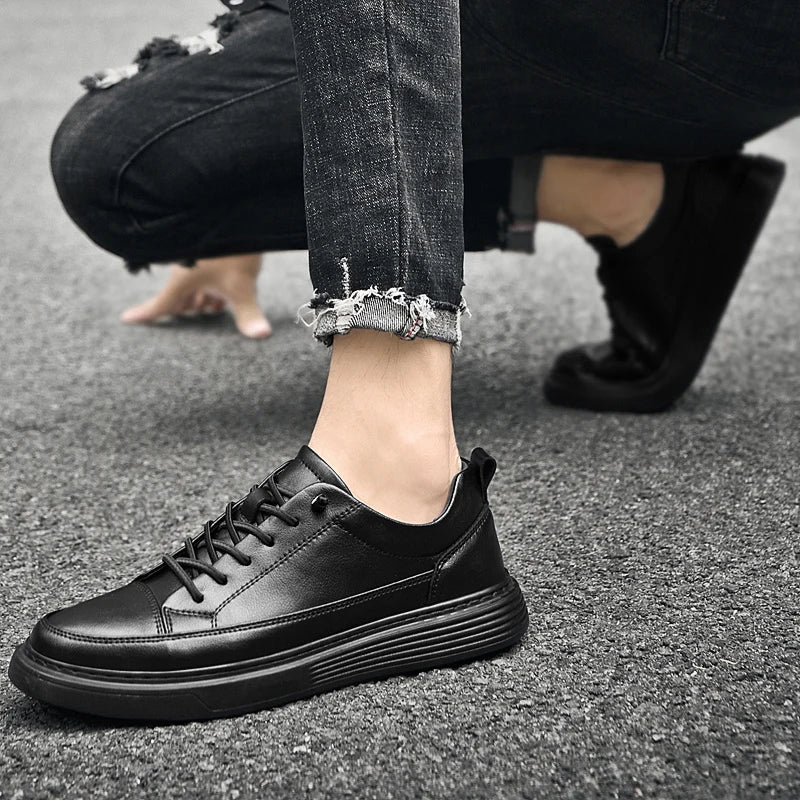 Sznurowane męskie sneakersy niskie. Detal butów casual zapewniających komfort i styl miejski.