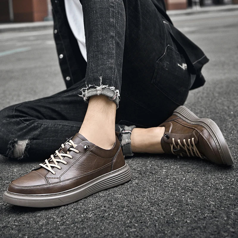 Podeszwa męskich sneakersów niskich. Antypoślizgowe obuwie męskie, idealne do codziennego użytku.