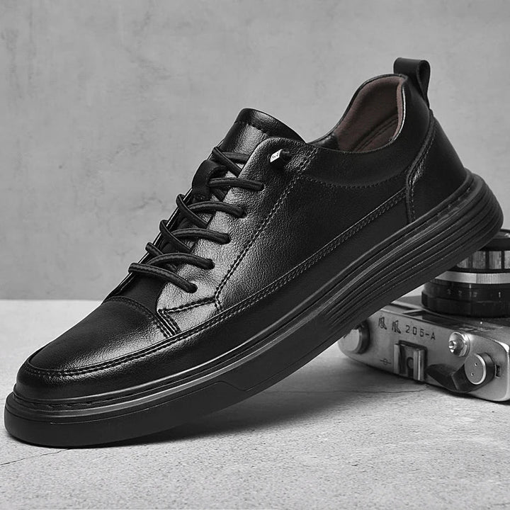 Detal materiału męskich sneakersów niskich. Wysokiej jakości obuwie męskie, wygodne i stylowe.