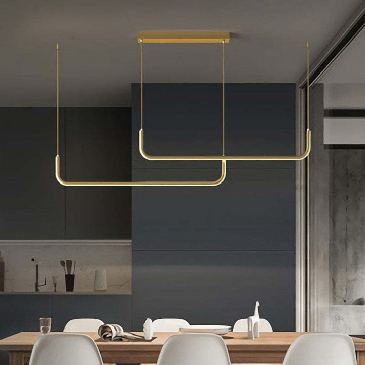 Lampa wisząca LED ze złotymi i czarnymi detalami, minimalistyczny design, oświetlenie wnętrz z regulacją.