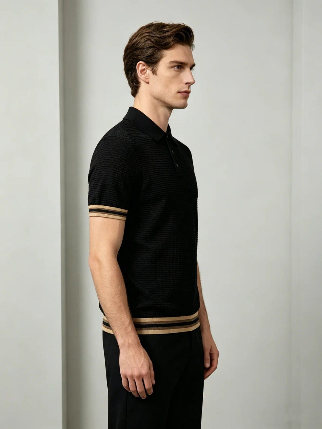 Lekka i oddychająca czarna męska koszulka polo slim fit, idealna na co dzień i casualowe wyjścia.