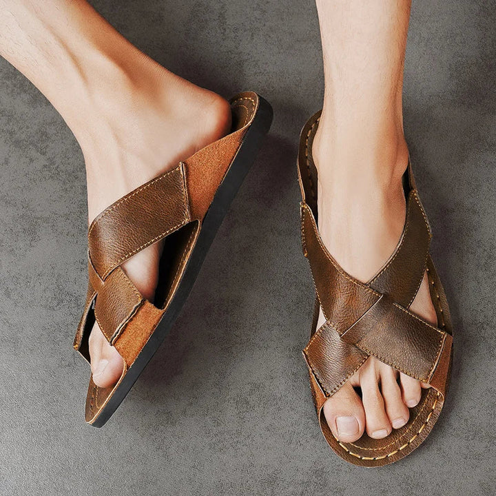 Czarne męskie klapki skórzane slip-on, komfortowe obuwie domowe i casualowe, z otwartym noskiem.