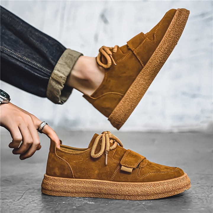 Wygodne damskie sneakersy na platformie, zapewniające komfort noszenia i modny miejski styl.