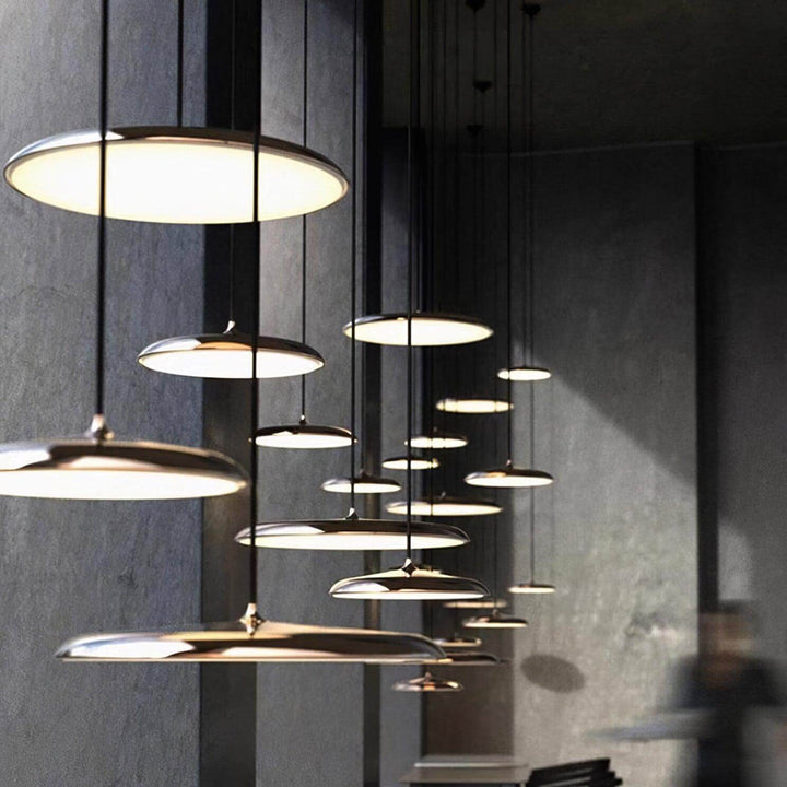 Lampa wisząca LED do nowoczesnych wnętrz. Oświetlenie sufitowe akrylowo-metalowe.