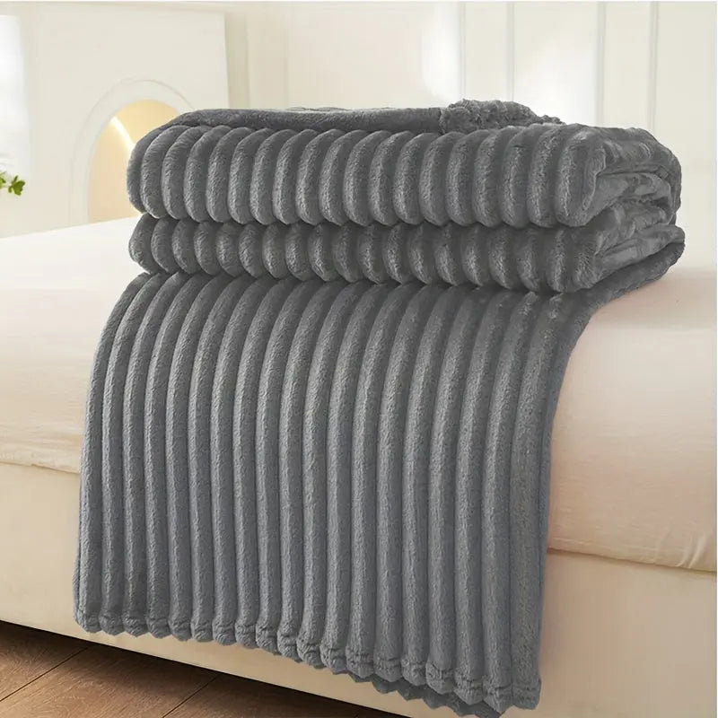Nowoczesny pled flanelowy z szerokim prążkowaniem, komfortowa narzuta do salonu, uniwersalny design.