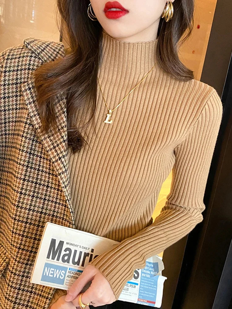Elegancki damski sweter golf z długim rękawem. Klasyczny wybór do biura i na spotkania.