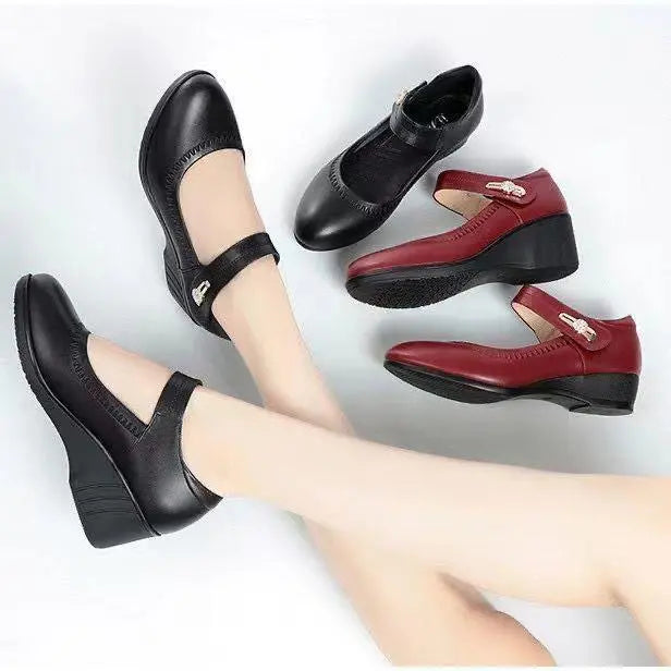 Beżowe klasyczne buty Mary Jane na wygodnym koturnie, uniwersalne damskie obuwie do wielu stylizacji.