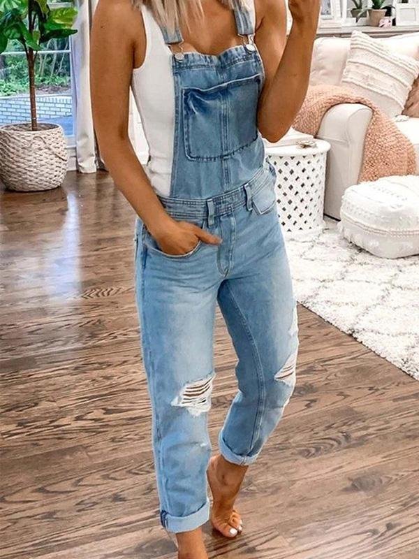 Wygodny jeansowy kombinezon damski w miejskim stylu. Swobodna moda na co dzień.