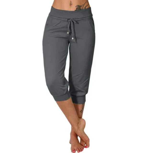 Damskie spodnie capri Luna z elastyczną regulacją. Idealne do aktywności i relaksu. Styl casual, dresowe.