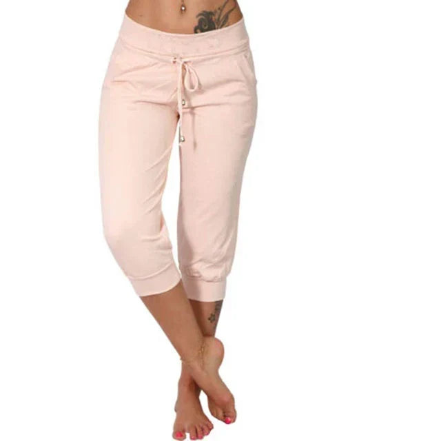 Modne damskie capri Luna z kieszeniami. Komfortowe, casualowe spodnie z regulacją, idealne do jogi i relaksu.