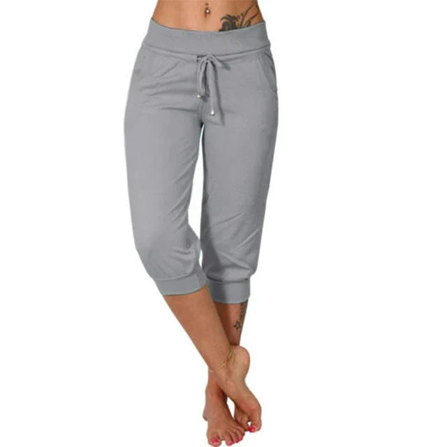 Luźne damskie capri Luna, idealne na lato. Casualowe spodnie dresowe z regulacją, komfortowe i stylowe.