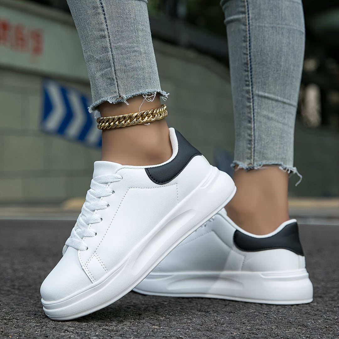 Białe sneakersy damskie na nodze, podkreślające miejski styl, komfortowe obuwie do casualowych outfitów.