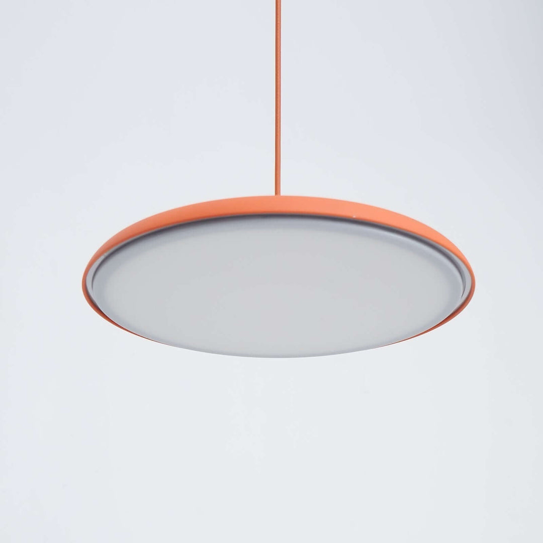 Design lampy sufitowej LED. Minimalistyczne oświetlenie wiszące do salonu, sypialni.