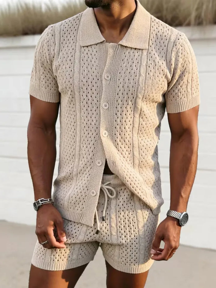 Komplet męski z ażurowej dzianiny: luźna koszulka V-neck i spodenki. Przewiewny letni zestaw w casualowym stylu.