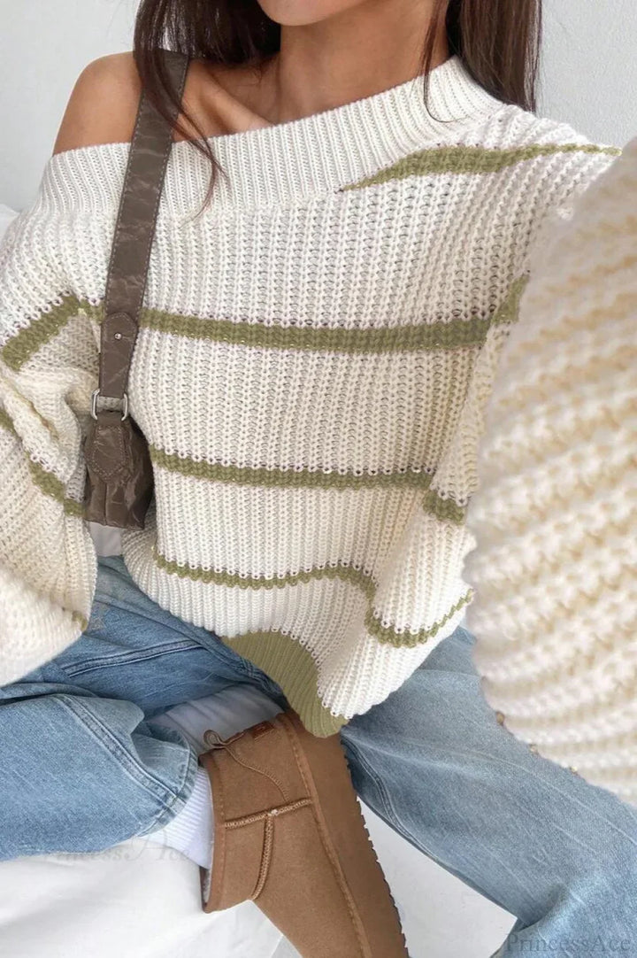 Damski sweter oversize z odkrytymi ramionami, w paski. Modny, dzianinowy, z bufiaste rękawami.