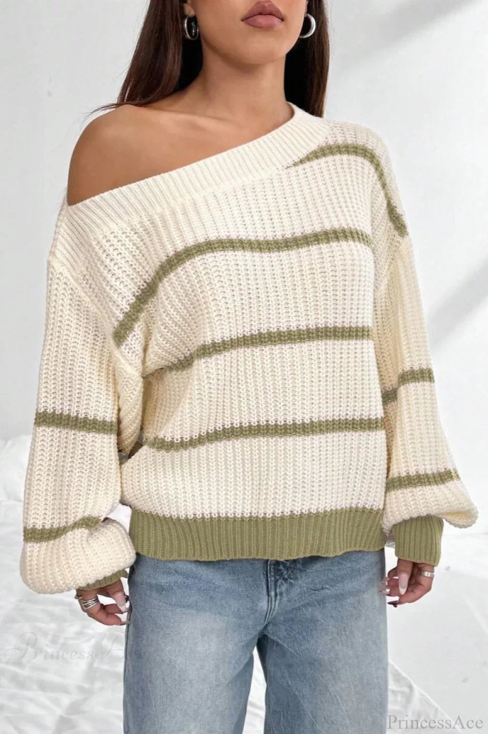 Stylowy sweter damski z odkrytymi ramionami, w paski. Luźny krój oversize, dzianinowy, elegancki.