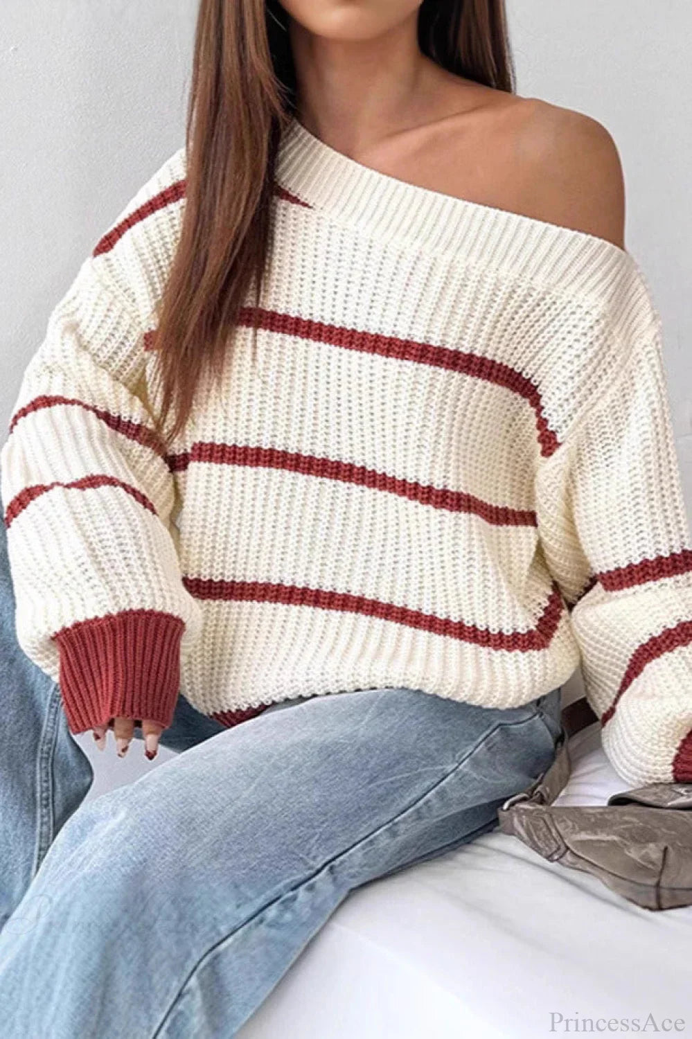 Elegancki sweter damski casual w paski, z odkrytymi ramionami. Luźny krój, dzianinowy poliester.