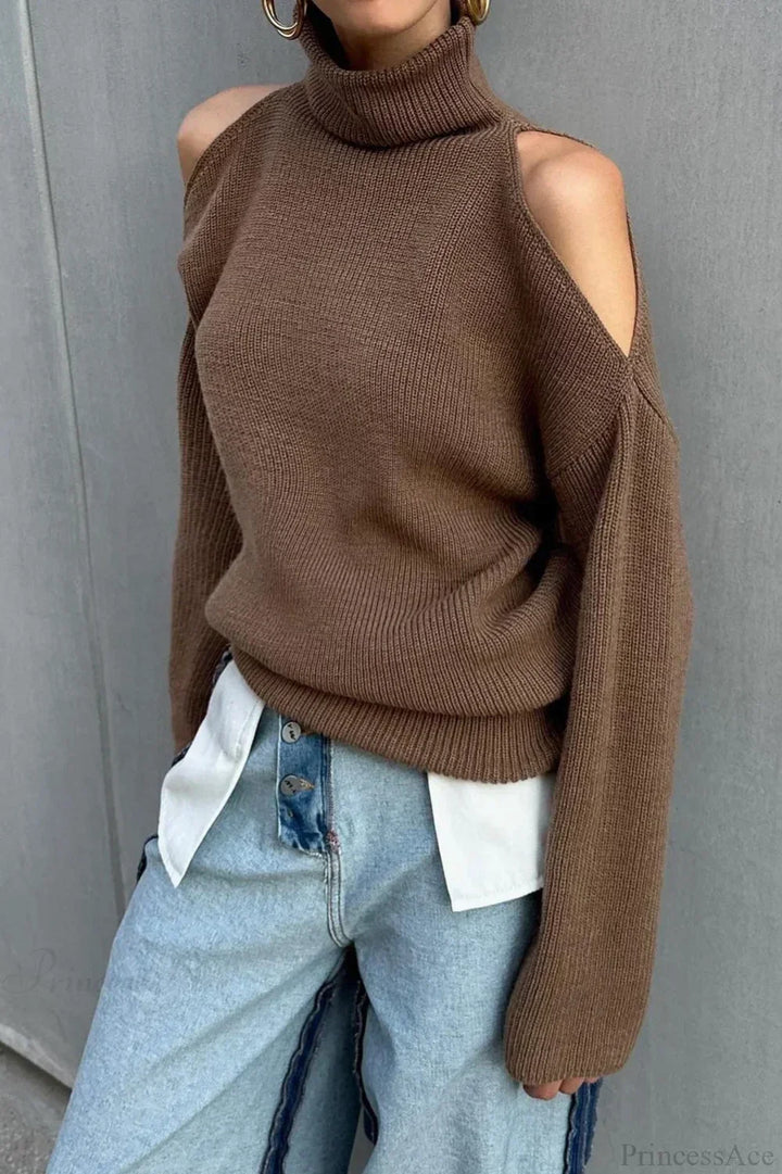 Modny brązowy sweter z dzianiny, z golfem i seksownymi odkrytymi ramionami. Elegancki casual, wygodny.