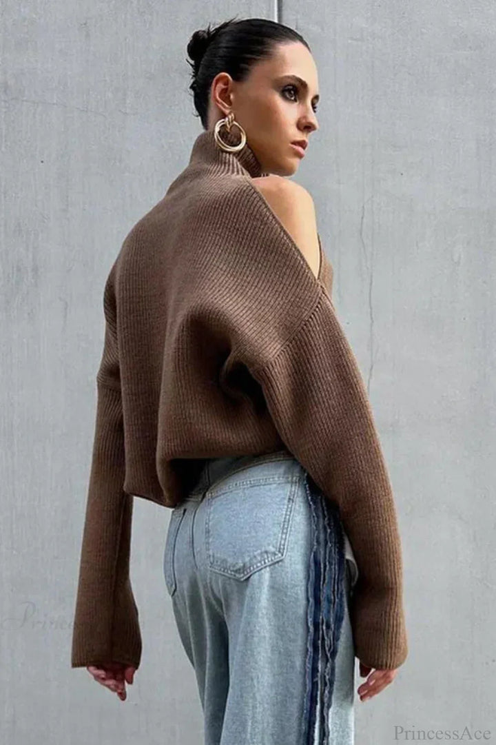 Brązowy sweter damski z golfem, odkrytymi ramionami, luźny krój. Modna dzianina na jesień.