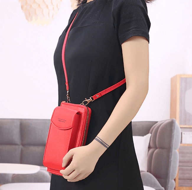 Damska kompaktowa torebka crossbody z ekoskóry z regulowanym paskiem.