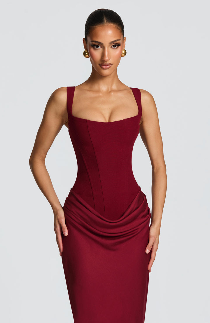 Formalna sukienka maxi damska, drapowana, na wesele. Elegancki wybór dla każdej kobiety.