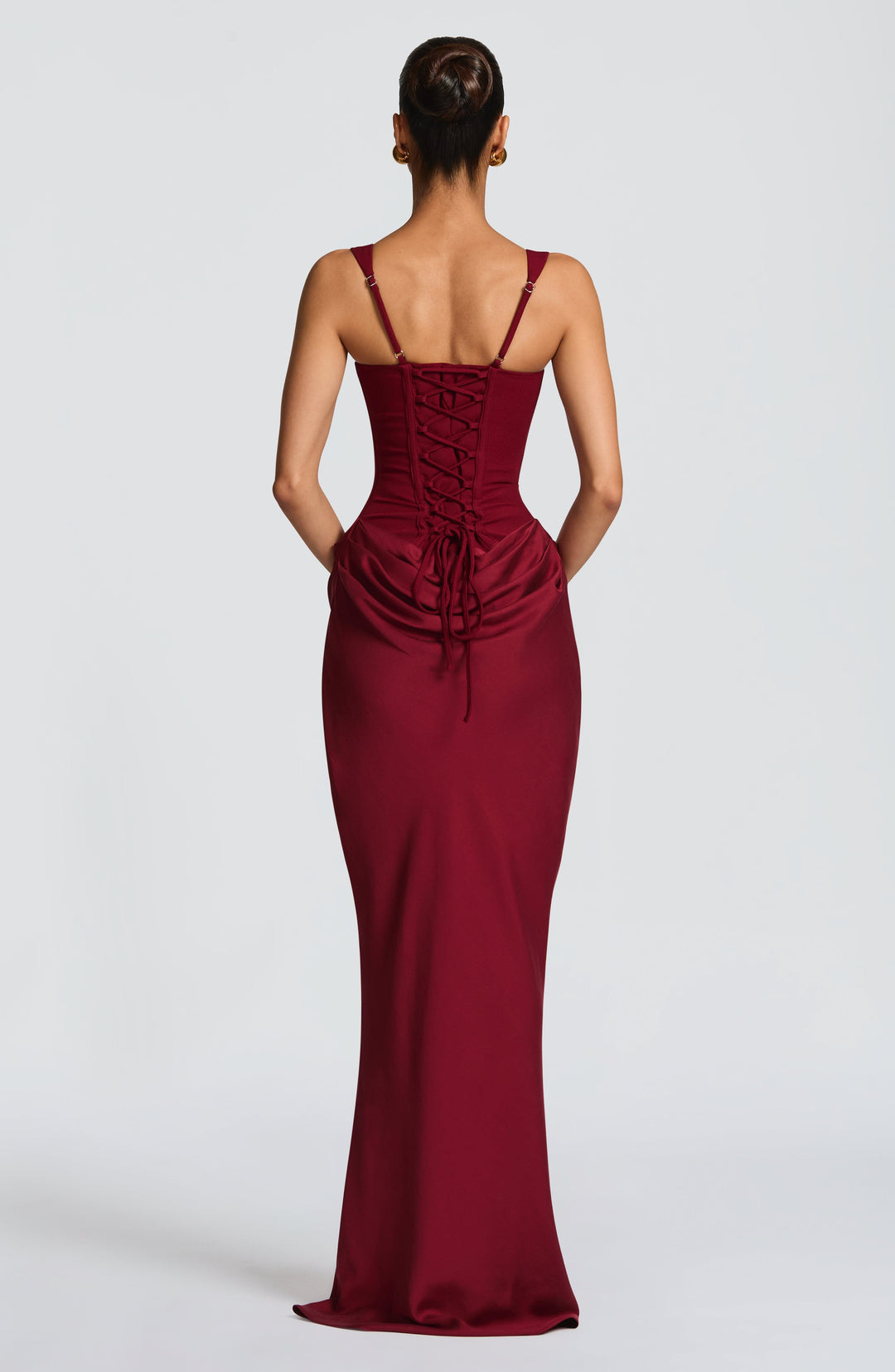 Elegancka sukienka wieczorowa maxi, modelująca, z modnym drapowaniem. Idealna na specjalne okazje.