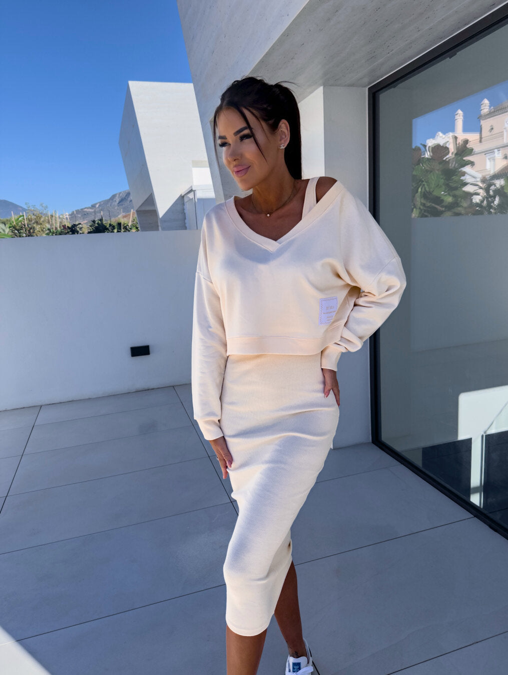 Dwuczęściowy damski komplet casual: luźna bluza i modna sukienka midi.