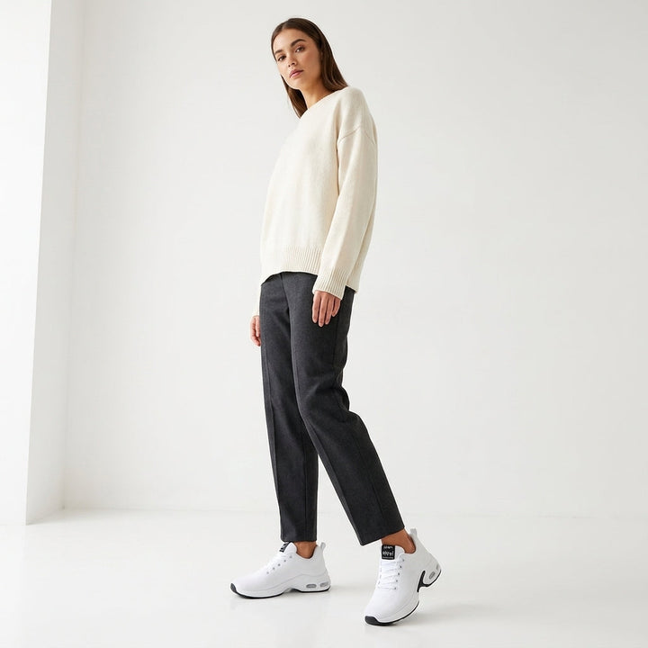 Górny widok: oddychające buty damskie, lekkie sneakersy casual. Komfortowe obuwie do chodzenia na wiosnę i lato.