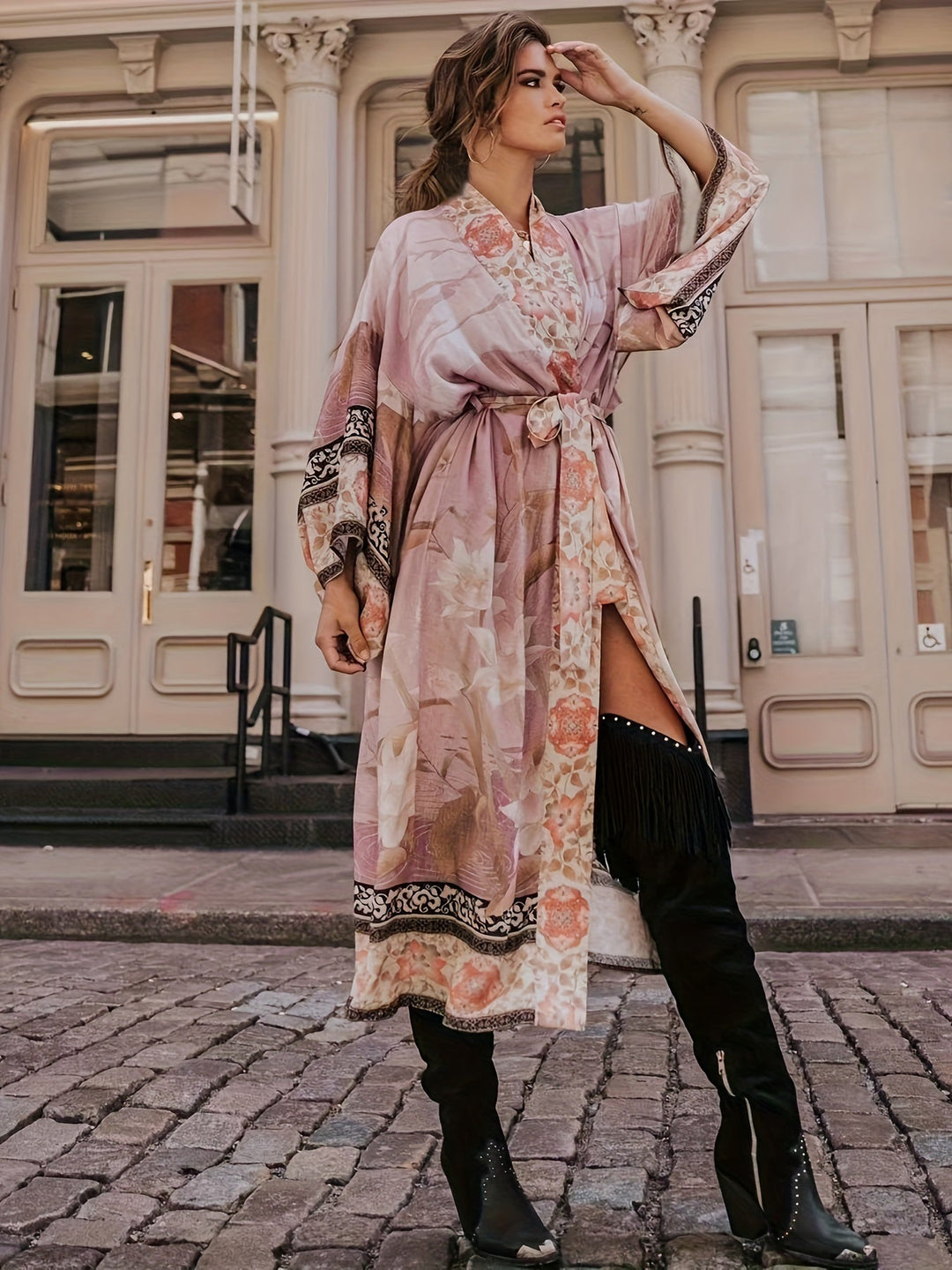 Czerwone kimono damskie z kwiatowym wzorem. Lekka narzutka, perfekcyjna do mody plażowej.