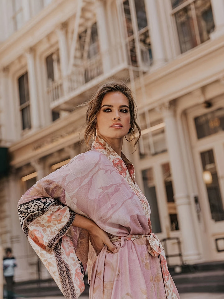 Żywe czerwone kwiaty na damskim kimono. Lekka i przewiewna narzutka, doskonała na słoneczne dni.