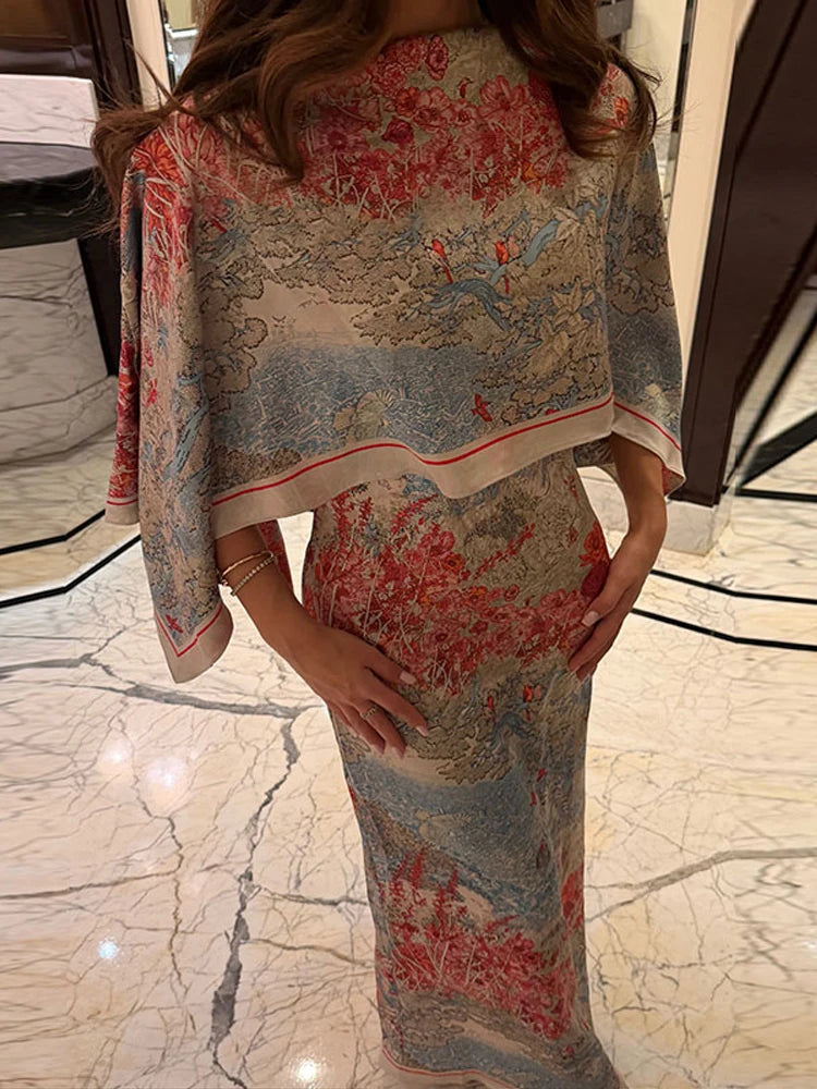 Damska sukienka maxi kwiatowa z peleryną i szalem. Elegancka kreacja bodycon na wieczór lub specjalne okazje.