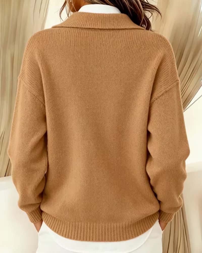 Khaki damski sweter z kołnierzykiem i ozdobnymi guzikami. Wygodny, luźny krój na chłodne dni.