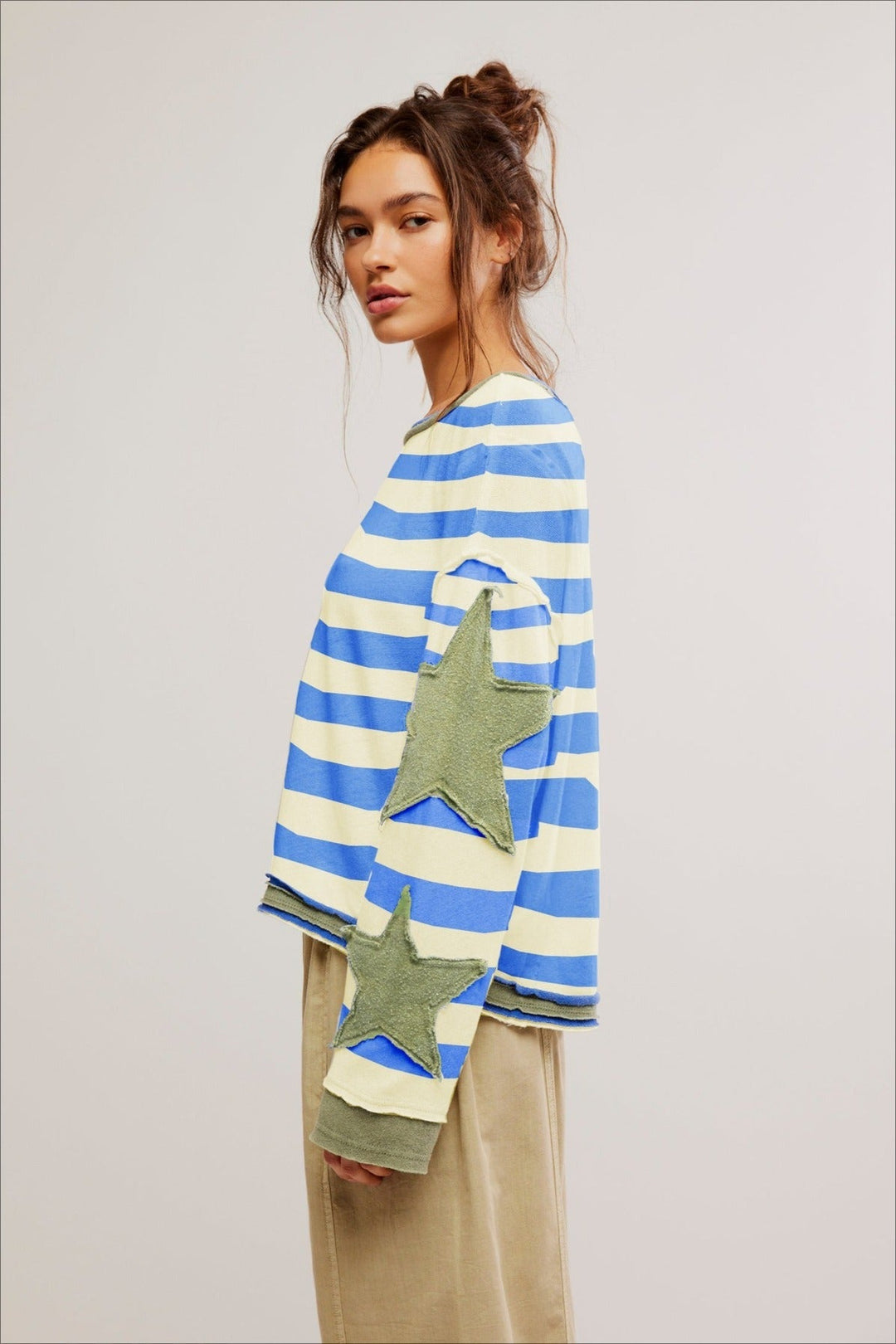 Komfortowa bluza damska oversize z modną gwiazdą. Doskonała do casualowych stylizacji na co dzień.