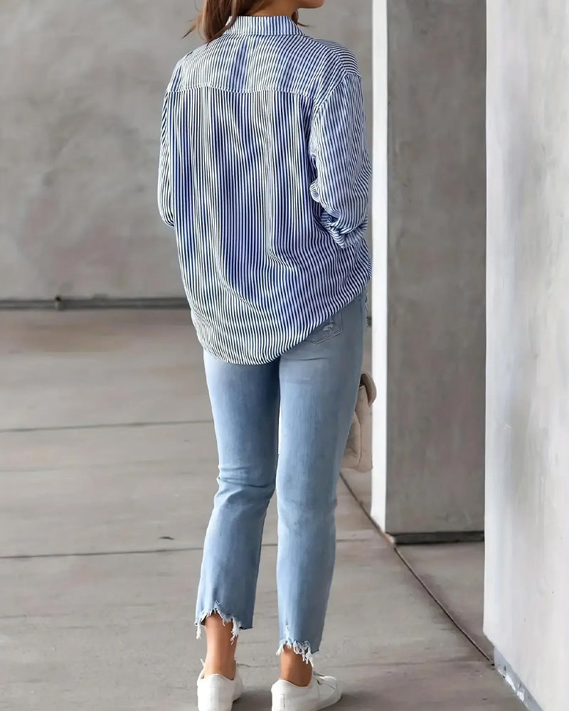Stylowa koszula damska w paski z praktyczną kieszenią na piersi. Casualowy look, uniwersalna moda.