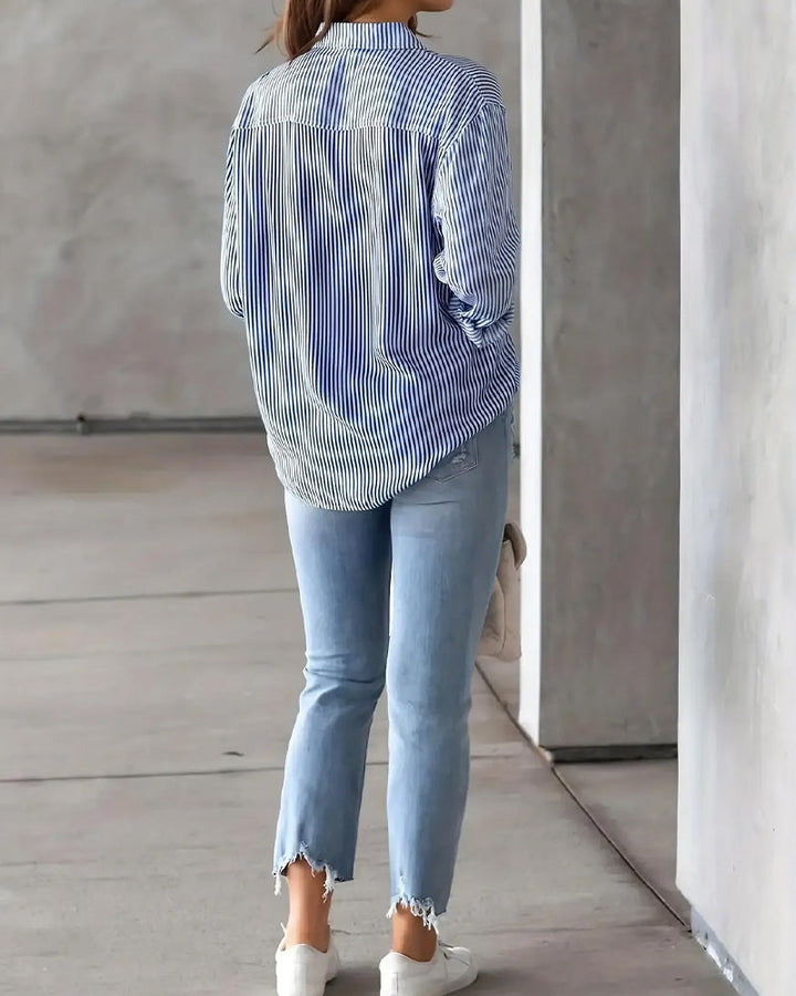 Stylowa koszula damska w paski z praktyczną kieszenią na piersi. Casualowy look, uniwersalna moda.