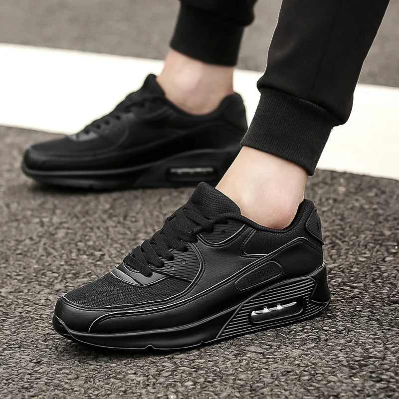 Białe męskie sneakersy na grubej podeszwie, idealne do miejskiego, casualowego stylu. Nowoczesne i wygodne buty.