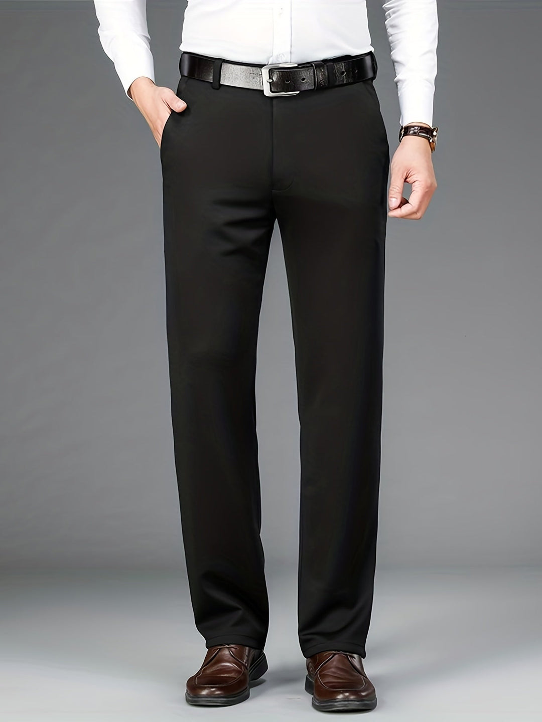 Męskie spodnie khaki regular fit. Wygodne, z prostą nogawką, świetne do stylizacji smart casual. Całoroczne.
