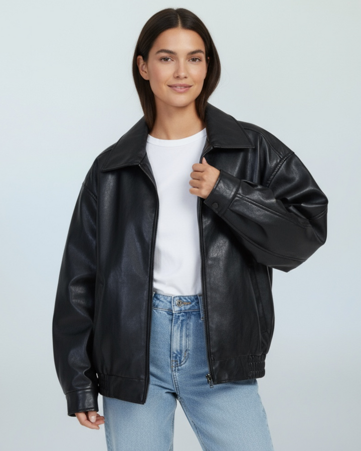 Modelka w casualowej kurtce oversize. Damska moda uliczna, luźny krój.