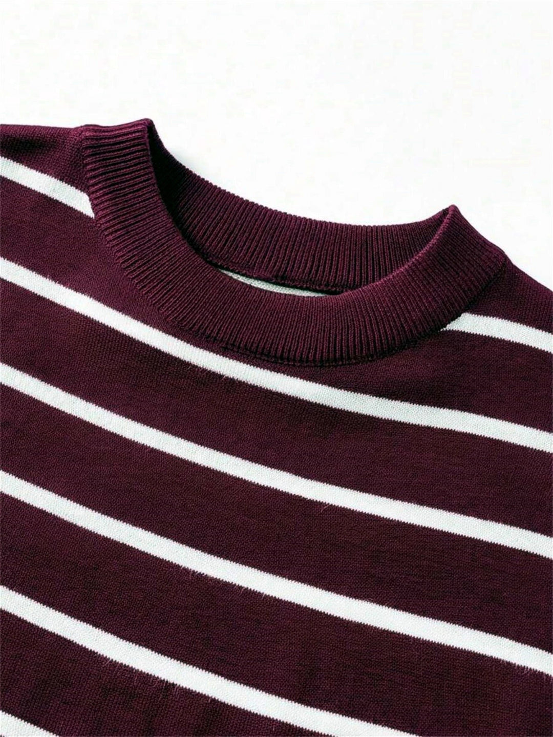 Stylowy męski t-shirt w paski z okrągłym dekoltem. Krótki rękaw, idealny na casualowe i smart-casualowe stylizacje.