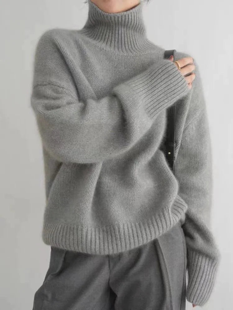 Elegancki damski sweter Lucia w kolorze szarym, ciepły na jesień i zimę. Modny, ponadczasowy styl. Komfort.