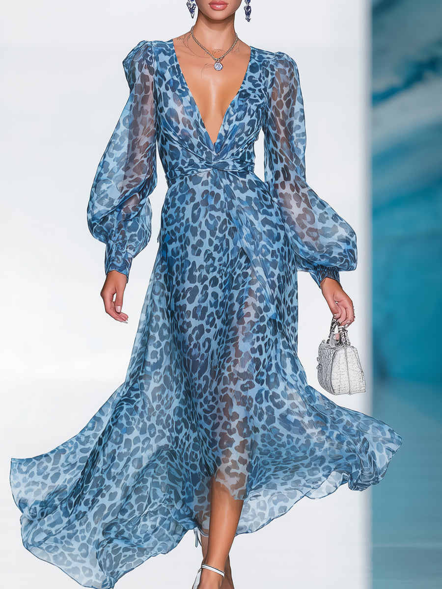 Elegancka damska sukienka maxi w niebieską panterkę z dekoltem V, idealna na wieczorne wyjście.