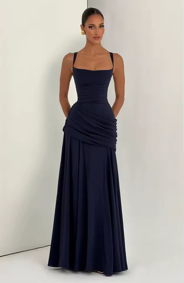Modna sukienka maxi damska. Elegancka, z dekoltem serce i asymetrią. Idealna na lato lub wesele.