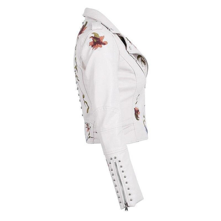 Stylowa damska kurtka skórzana w kwiaty na wiosnę i jesień. Podkreślająca figurę, slim fit.